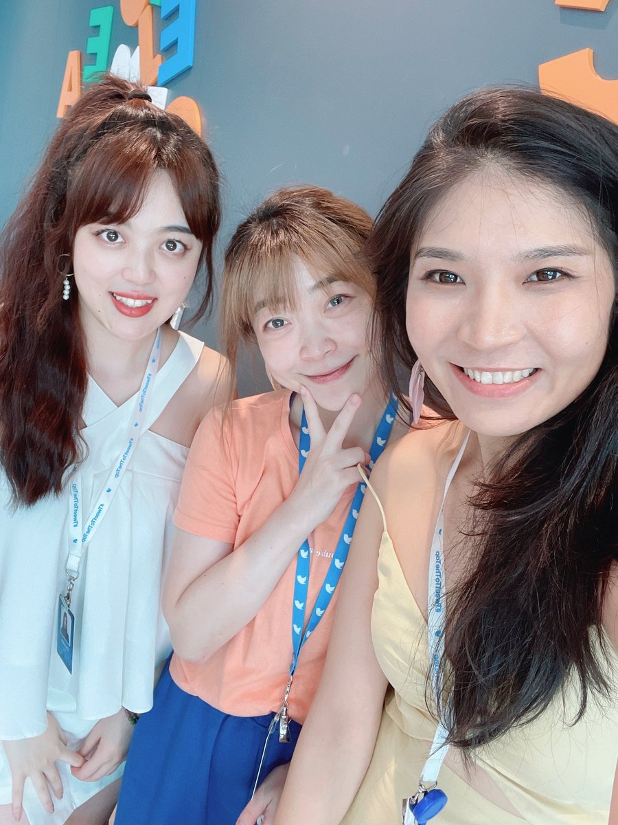 Candice77872029's tweet photo. Thank you my dear #tweeps !💕
1st #birthday celebration at #Twitter SG office~ 💙

#618 #618の日 #birthdaygirl https://t.co/YeT0NZi8As