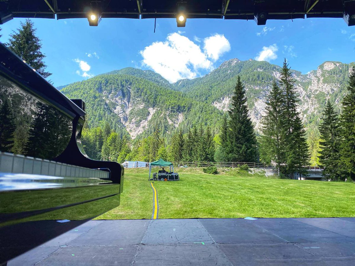 Everything set up for this afternoon’s concert in Malborghetto Valbruna for the #RisonanzeFestival.
The view is breathtaking! ⛰