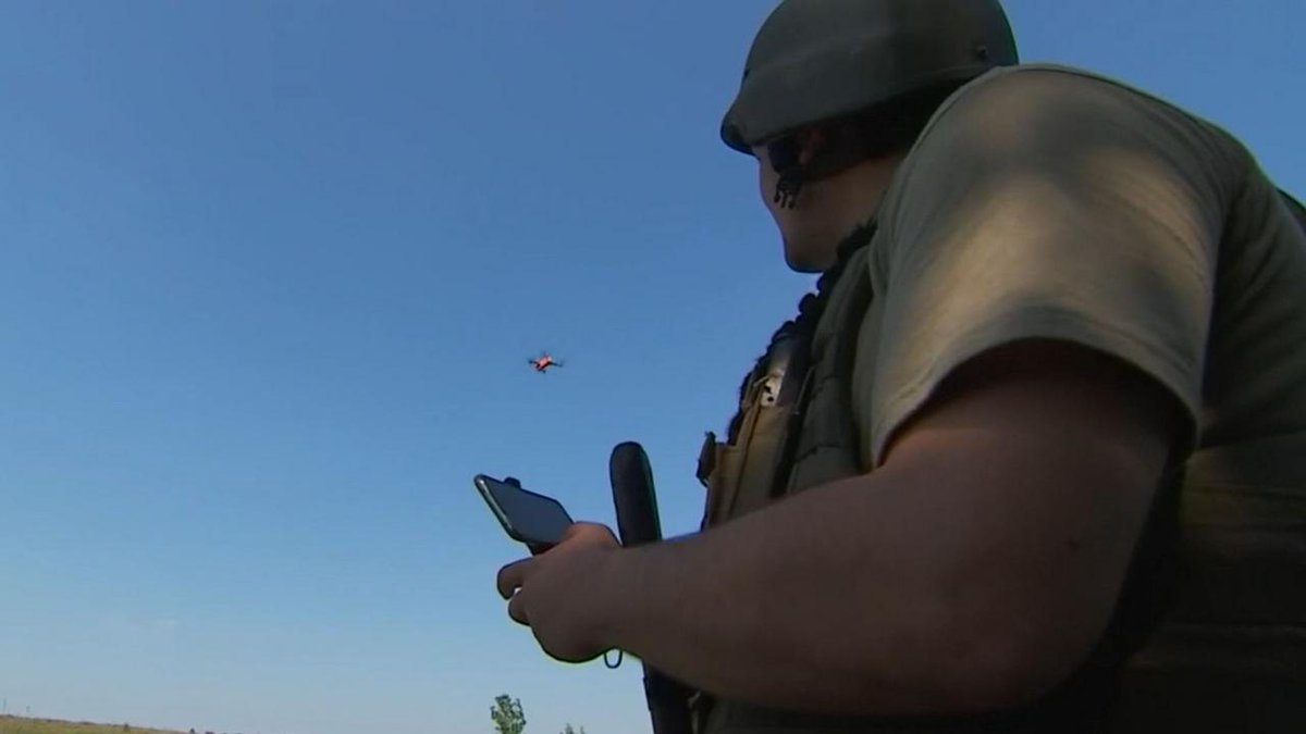 LCI's tweet photo. Guerre en #Ukraine : dans le #Donbass, les drones de loisirs font la chasse aux blindés https://t.co/miRGqXTXSS https://t.co/1APHbTB0kC