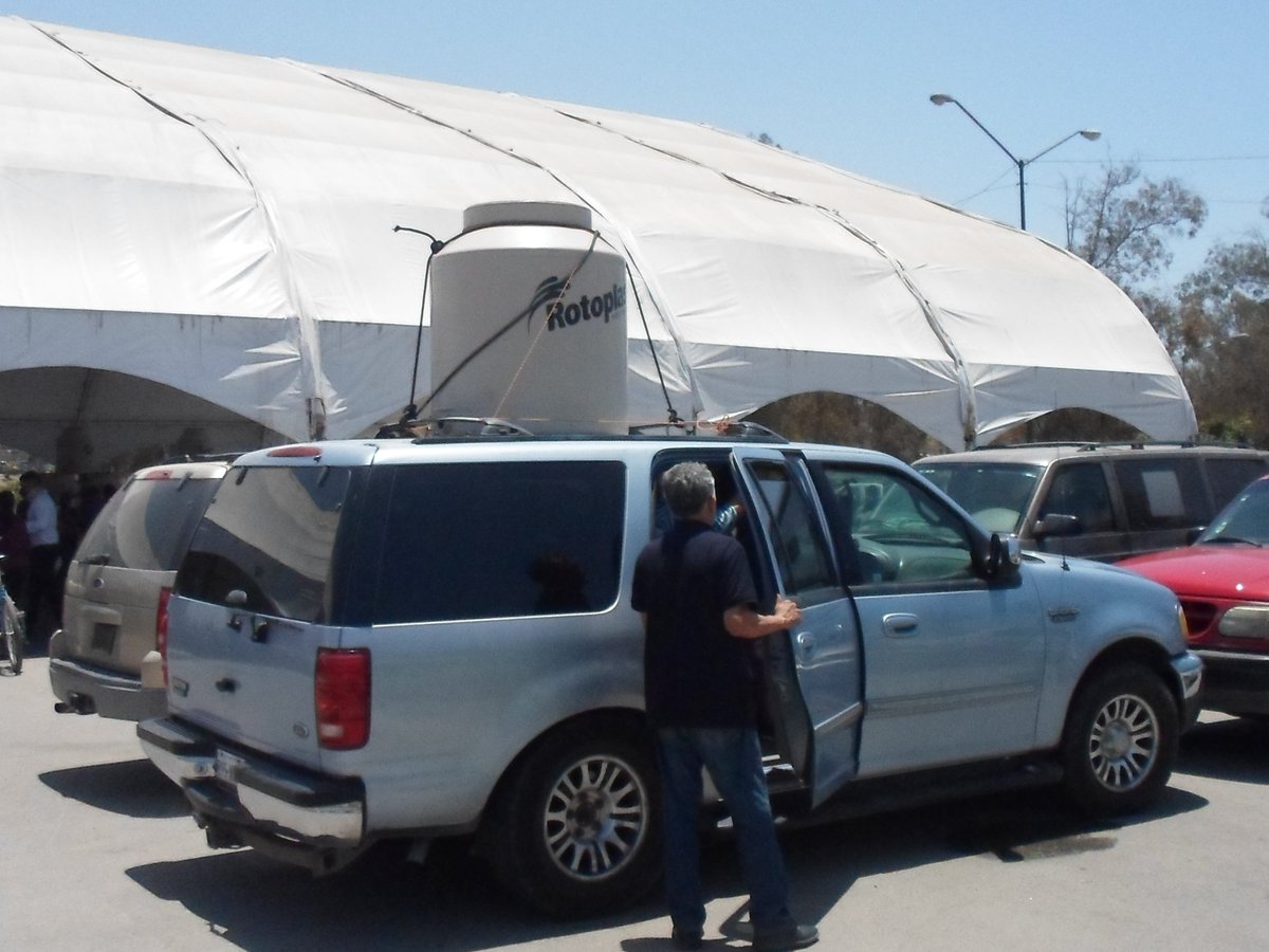 La #4T #BC en lugar de invertir y mejorar proyectos para el abasto de agua,siguen con la cultura de los 80s del tambo,las pipas y el tinaco. Qué gacho que en lugar de promover la abundancia,administren la escasez. Donde son "primero los pobres, es mejor que sigan pobres.