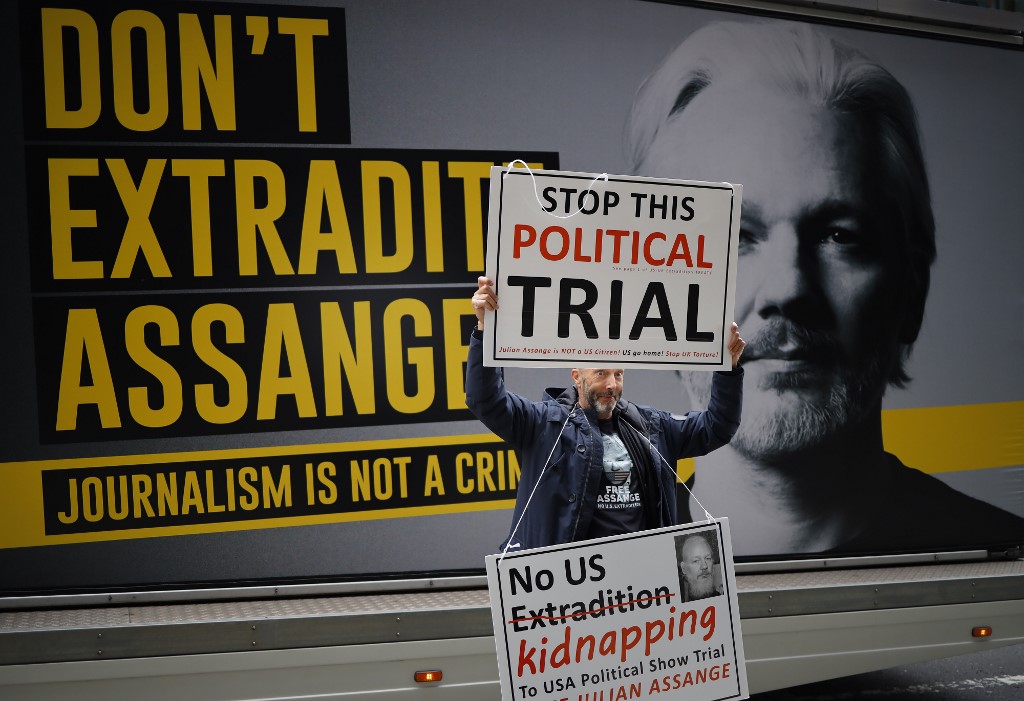 Giul_Granato's tweet photo. 1999: il Governo 🇬🇧 rifiuta di estradare Pinochet e lo scarcera.
2022: il Governo 🇬🇧 decide che #Assange può esser estradato negli 🇺🇲.

Se uccidi e torturi, ti danno la libertà.
Se racconti la verità dei crimini del potere, ti sbattono dentro e buttano la chiave.

#FreeAssange https://t.co/e2SoQWyO9M