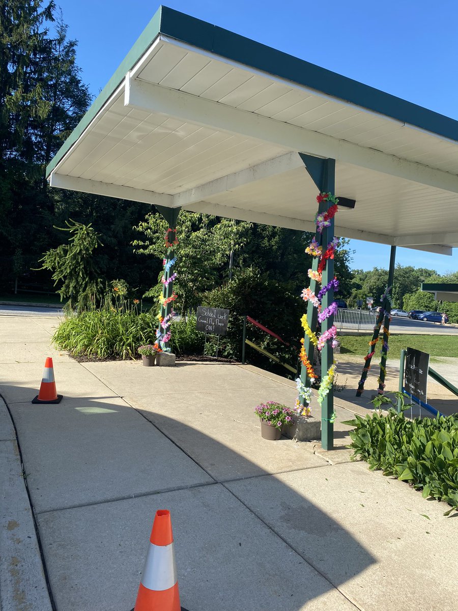 Thank you <a href="/GlenwoodPTG/">GlenwoodPTG</a> for summer decor, and Zack’s hamburgers!! You always make us feel special!! 💚🤍💚🤍