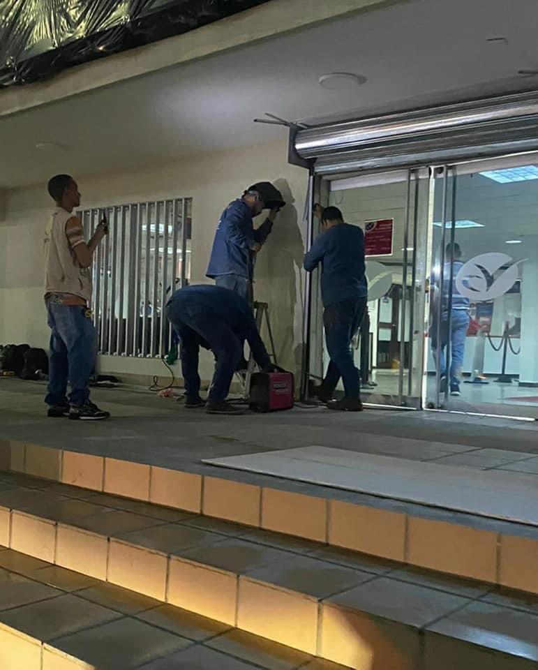 ProfPenso's tweet photo. Bancos y negocios en las principales ciudades de Colombia se resguardan de posible vandalismo mañana luego de la jornada electoral. La política del amor, el cambio por la vida. https://t.co/pQXHyIxJDn