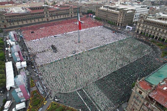Claudiashein's tweet photo. Así el zócalo se pinta de bandera nacional con miles de personas rompiendo el récord de la #ClaseMasivaDeBox más grande del mundo. Viva la Ciudad de México y su maravilloso pueblo que todos los días nos cautiva, entusiasma y sorprende 🥊🥊 un honor. https://t.co/hVokfNWPkT