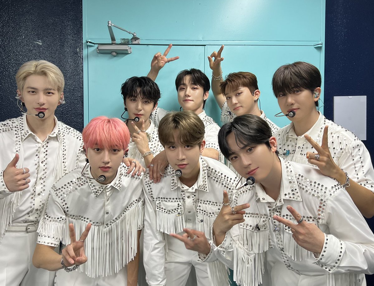 GoldenChild's tweet photo. [📸] 220618 제28회 #드림콘서트

🔥긴급속보🔥 골차가 드림콘서트 찢었다‼️
오랜만에 니스들과 함께 무대를 꾸며서 행복했어요💙

#GoldenChild #골든차일드 #GNCD 
#RaPamPam #Breathe https://t.co/HQuUAXWfyb