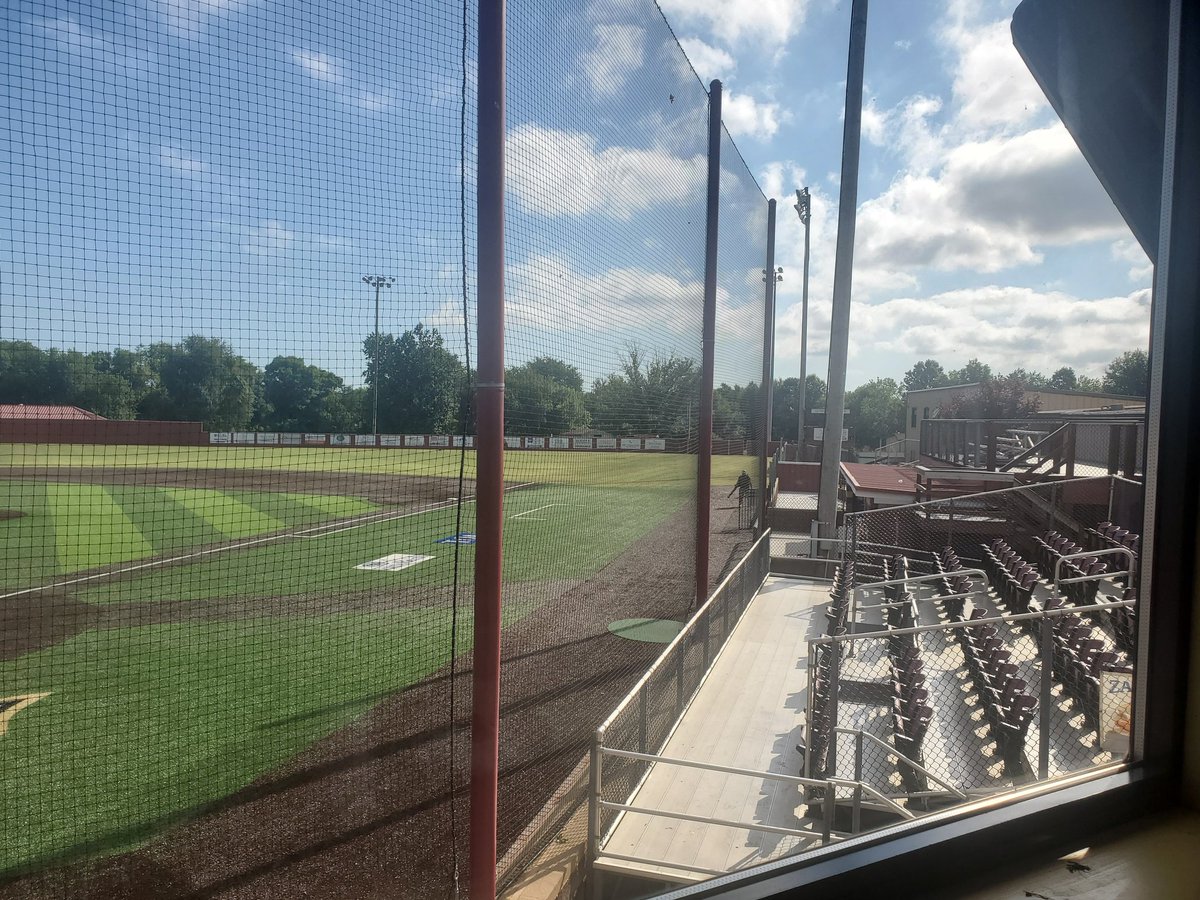 Did ya know @Murphtrack used to be the Leaf Blower Technician at @WTJonesField ? 2005 @RDaleBaseball Program. He had to be retired. 😀 Kept pulling the rope out. Now @_TheReservation has that title. Leaves and debris from 35 mph winds yesterday.