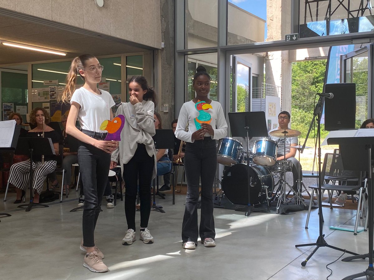 PauricheJeremy's tweet photo. Action cité éducative : La classe chorale des 6e4 a donné samedi 11 juin à 15h30 à l'Amem Montataire  la représentation du conte musical "La Cité des Dodos"!bravo à eux et à leur enseignante madame Moxel pour cet énorme travail! https://t.co/pcATOTre06