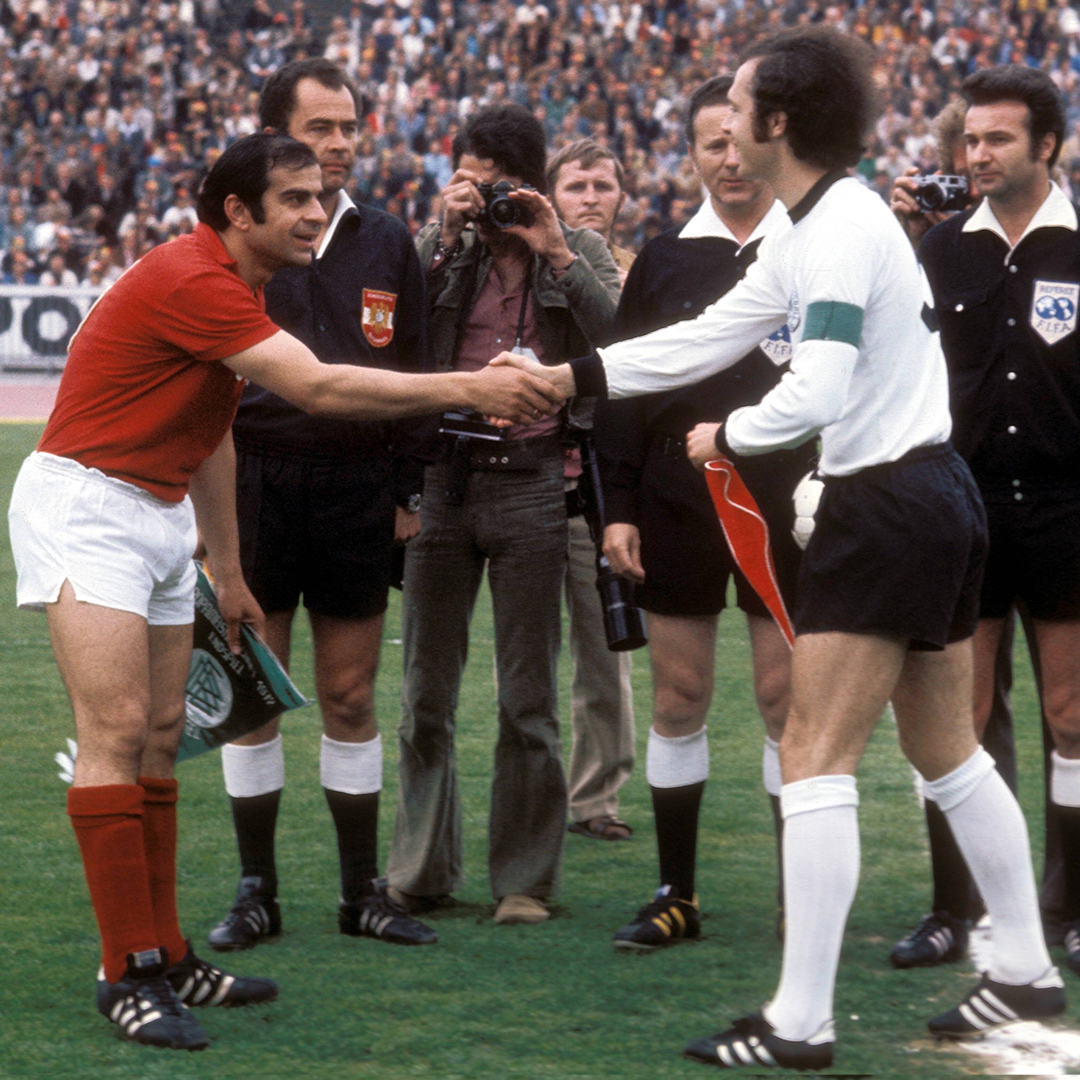 DFB_Team's tweet photo. 43.066 Zuschauer im Brüsseler Heysel-Stadion und die 22 Spieler sind bereit für das EM-Finale. Ihr auch? 🙌

#EURO1972 #ReLive | 📸 Imago Images https://t.co/B5uJ6VJjHd