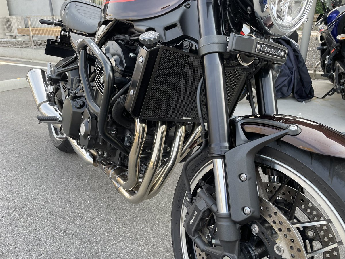 grainagi's tweet photo. フェンダーアームとラジエーターカバーをZ900RSカフェの黒いやつに変えました。
引き締まっていい感じ。
#Z900RS https://t.co/SZ1B1OjAIO