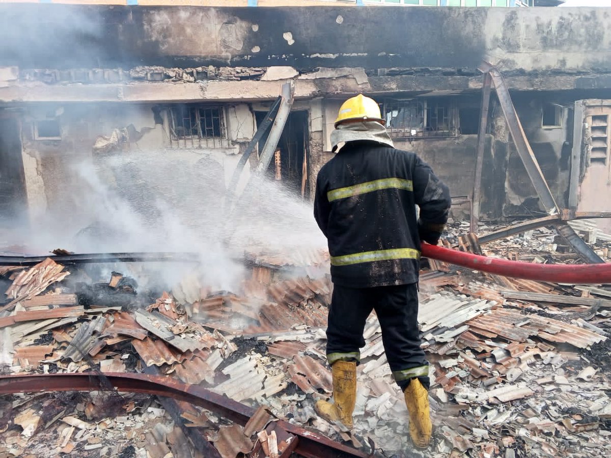 fedfirelagos's tweet photo. Federal Fire Service and other Emergency Responders are battling with fire at New Ipaja Road , Iyana Ipaja, Lagos State. Details shortly https://t.co/UtdSys2Q77