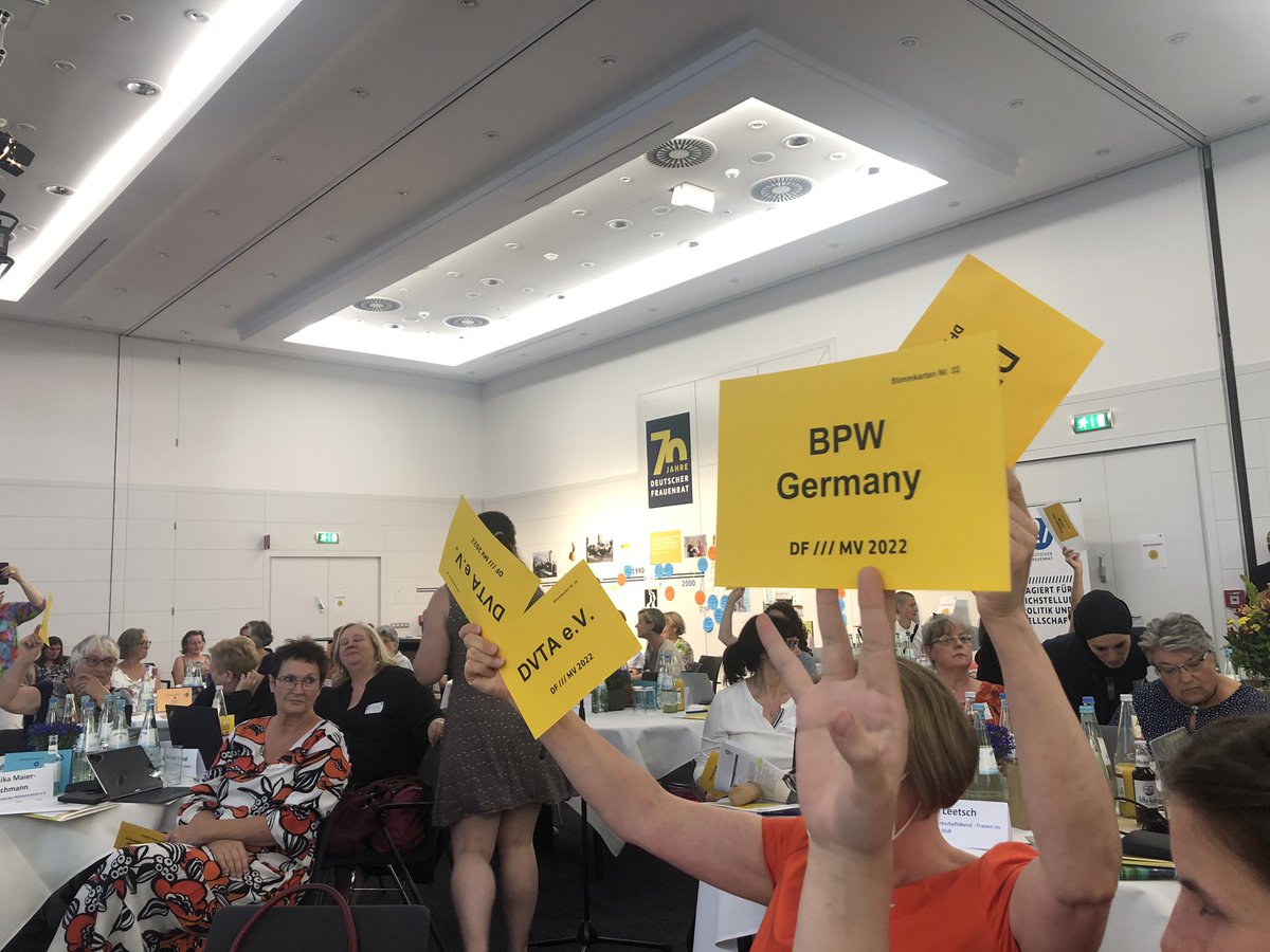 Grüße von der <a href="/BPW_Germany/">BPW Germany</a> Delegation beim Deutschen @Frauenrat. Christine Heinze und Susanne Maier vertreten unseren Verband heute und morgen in Berlin. #StimmefuerFrauen #DFMV22 #StimmefürFrauen #proudtobeBPW