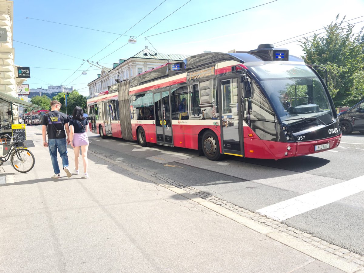 pmmrcosta's tweet photo. Salzburgo na Áustria, preserva e mantém o seu serviço de tróleis… enquanto Coimbra destrói o seu sistema de tróleis…
Tirada, há minutos e recebido via whatsapp, obrigado filha. #trolleybus #coimbra #smtuc @muncoimbra https://t.co/7flr7JosxI