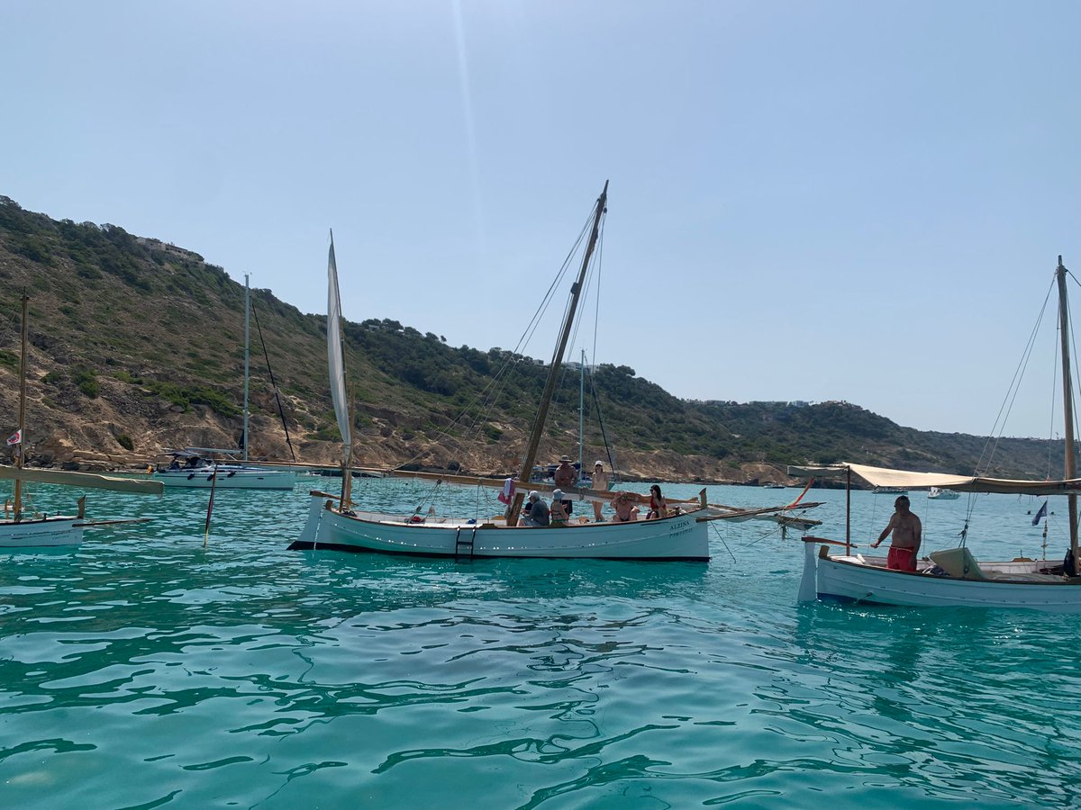 Avui hem celebrat la primera navegació en record dels trencadors de marès. Un ofici molt present al nostre Ecomuseu marítim. Sota el títol "Pedreres de la  Seo" un petit grup de llaüts ha navegat a la vela des d'aquelles pedreres prop del Cap Enderrocat fins davant la Seo.