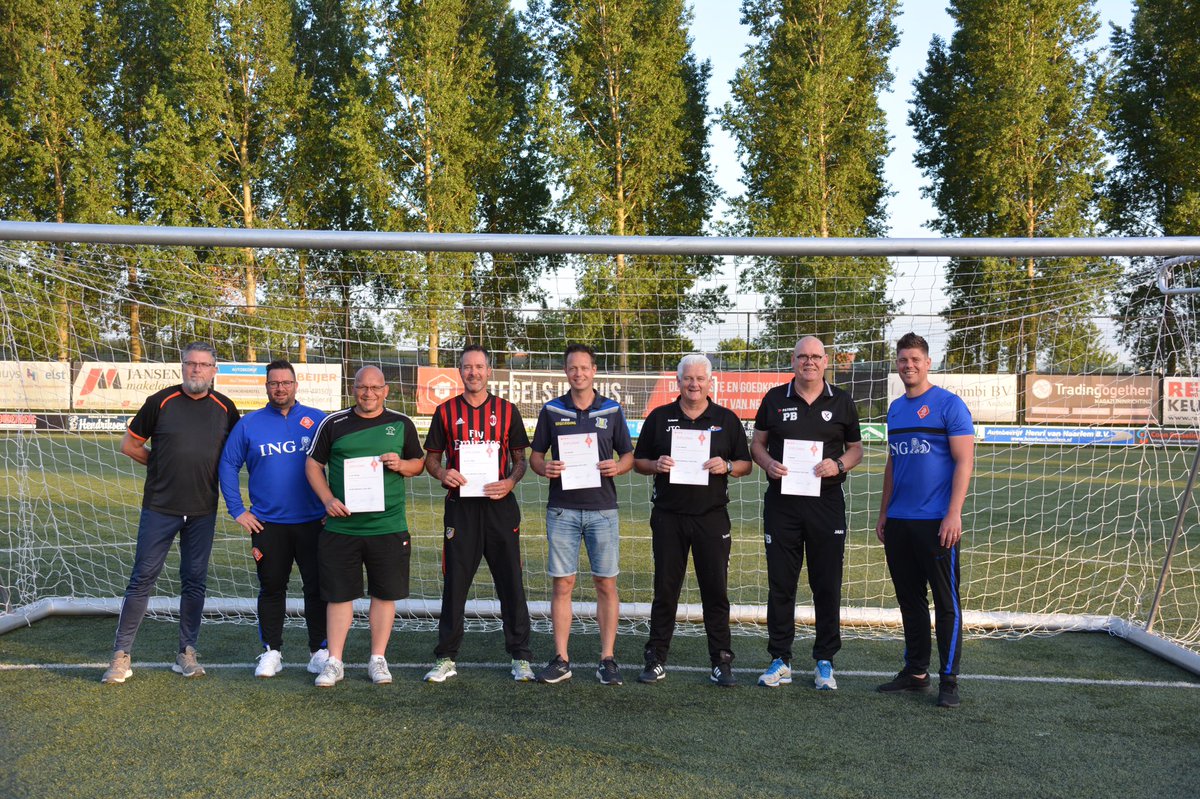 PBarten's tweet image. Knvb Hoofdopleidingen met succes afgerond.