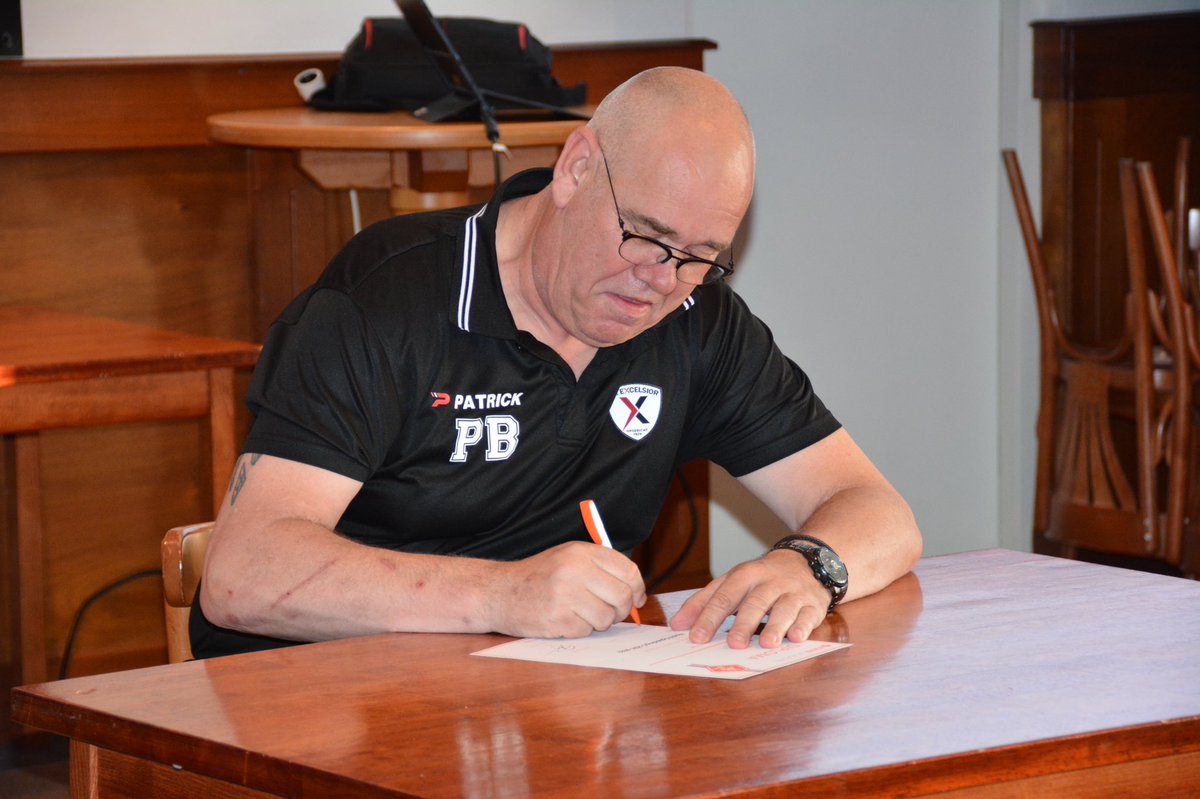 PBarten's tweet image. Knvb Hoofdopleidingen met succes afgerond.