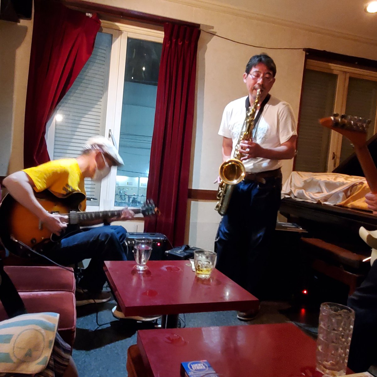 今日は高円寺グッドマンで山口さんの主催するライブで絡んで頂きました。テナーとバスクラリネットでガチでやらせて頂きました。また機会がありましたらよろしく😉👍️🎶です❗