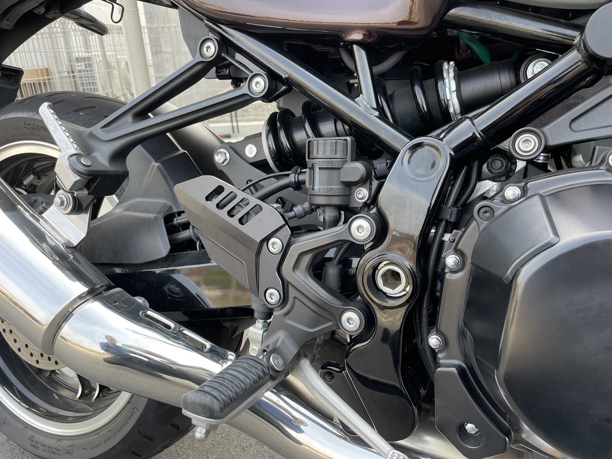 grainagi's tweet photo. ヒールプレートも社外の黒いやつに変えたけど、これはかっこよくないな。
#Z900RS https://t.co/WdXl3Na9n5