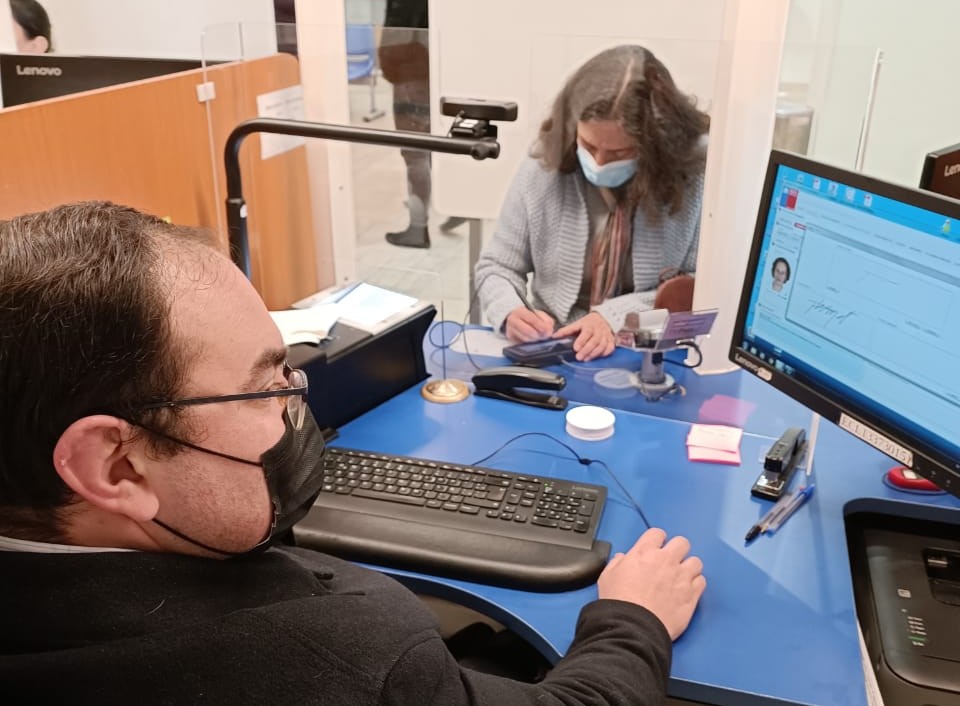 RegCivil_RM's tweet photo. También hoy atención especial para renovar Cédulas y Pasaportes en oficinas @RegCivil_Chile de @MuniNunoa @Muni_provi @Muni_LasCondes @MuniVitacura @lo_barnechea. Agendar cita https://t.co/eja9zffF4B. Registro Civil al servicio de las personas @SubseJusticiaCl @MinjudhRM @DPR_RM https://t.co/4KIj61DSqR