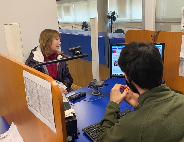 RegCivil_RM's tweet photo. También hoy atención especial para renovar Cédulas y Pasaportes en oficinas @RegCivil_Chile de @MuniNunoa @Muni_provi @Muni_LasCondes @MuniVitacura @lo_barnechea. Agendar cita https://t.co/eja9zffF4B. Registro Civil al servicio de las personas @SubseJusticiaCl @MinjudhRM @DPR_RM https://t.co/4KIj61DSqR