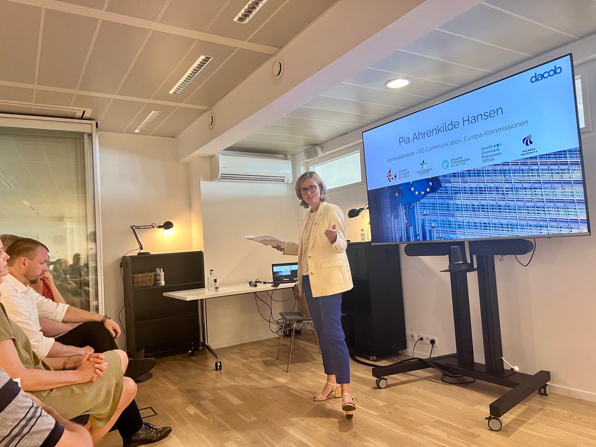 birwed's tweet photo. Årsmøde i #dacob og debat med @PiaAhrenkilde om EUs betydning for udvikling i regioner, kommuner og universiteter. Fagligt engagement og festligt gensyn i et varmt Bruxelles @GCPHEU  @CentralDenmark #norddanmarkeu @SouthDenmarkEU @AAUBrussels @IdaLydom @EUDK_inno @EU_Commission https://t.co/kQAZvbqEX0
