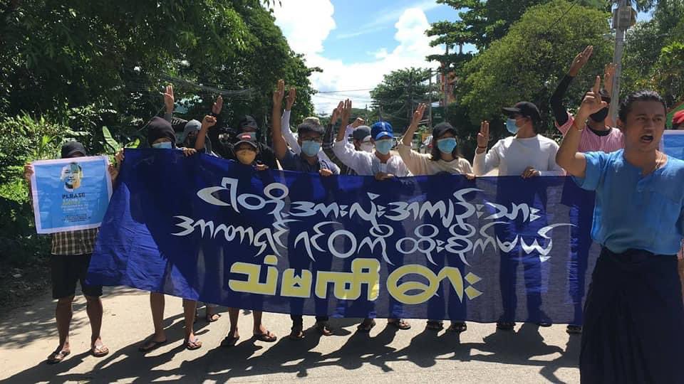NantEiThandar's tweet photo. Today’s strike in #Yangon by #AJAY and #YouthScoutforDemocracy
“ငါတို့အားလုံးအကျဉ်းသား အာဏာရှင်ရင်ဝကိုထိုးစိုက်မယ့် သံမဏိဓား”
#CondemnDeathPenalty
#PreventExecution
#WhatsHappeningInMyanmar
#2022June18Coup https://t.co/f4Kt6ZzqV0
