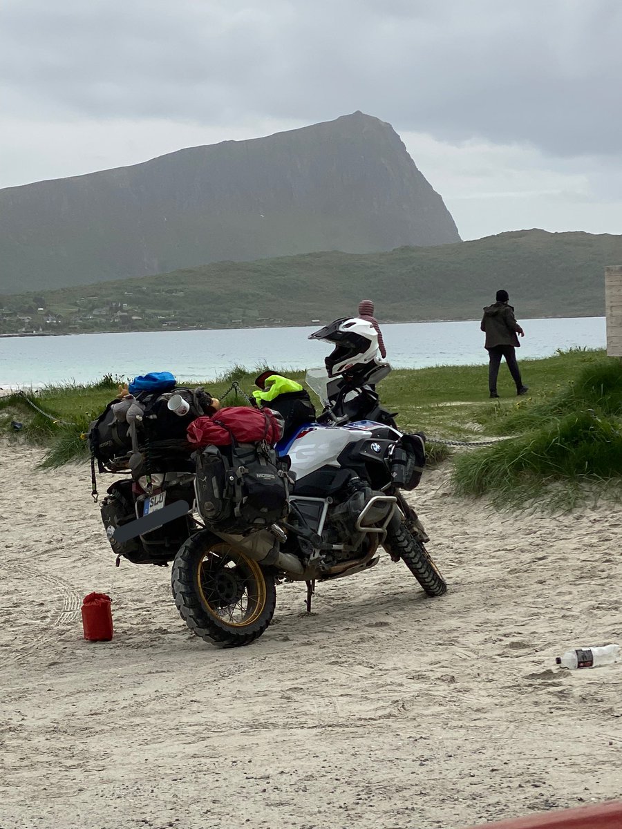 Akoneira's tweet photo. Dieses Gefährt ist Commitment (und dezente Überladung). Liebe 🥰🥹 #roadtriptolofoten https://t.co/5l5l4ZPZbN