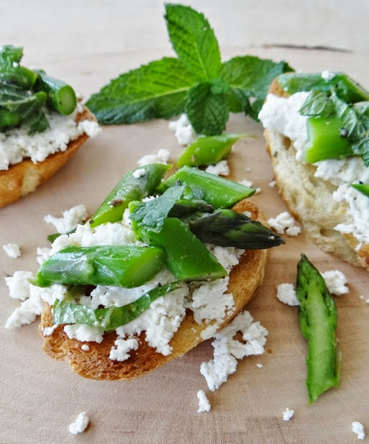 Canam_Fresh's tweet photo. What's your favorite asparagus picnic recipe?   We love sliced or whole asparagus tips on goat cheese crostini with some mint leaves. Easy to bring the ingredients to your picnic and make them on the fly.  Happy International Picnic Day everyone. Buy more Ontario Asparagus :) https://t.co/NkLWRFWRmA