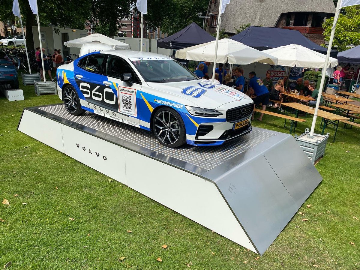 michieldhaan's tweet photo. Vandaag een fantastisch mooie dag beleefd @hofvlietvilla #volvozwolsegrachtenrace #sloeproeien #volvo #C40 #S60 #zwolle #watersport #genieten https://t.co/YxIauVYkdx