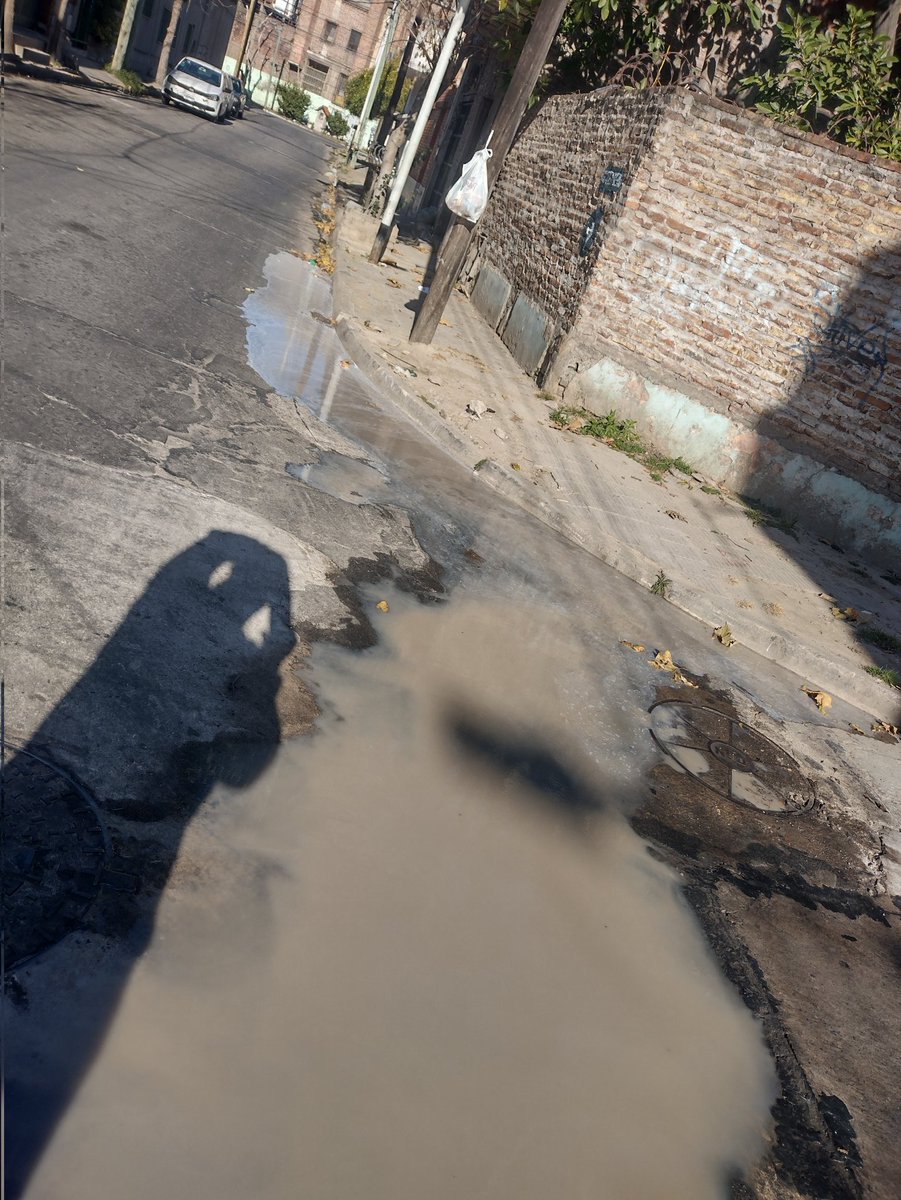 Pequecasal's tweet photo. @AySA_Oficial @gestion_a  cloacas tapadas desbordes en las esquinas y una fábrica que tira desechos industriales a la calle pasen a destapar pasen a limpiar es un desastre de contaminación y olor a grasa epecuen entre Mariano Acosta y gutenberg https://t.co/kpluJK6nbz
