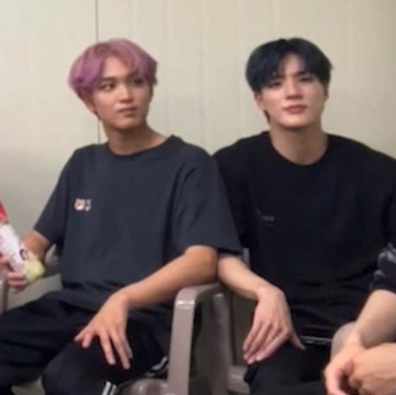 cheong_2ee's tweet photo. 자세가 데칼코마니야ㅋㅋㅋㅋㅋㅋㅋㅋㅋㅋㅋ 손끝으로 사랑을 표현하는거지 응응 https://t.co/nz6UFmFYg1