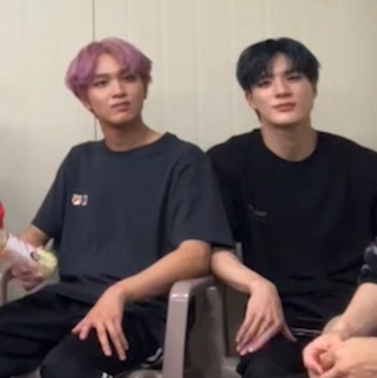 cheong_2ee's tweet photo. 자세가 데칼코마니야ㅋㅋㅋㅋㅋㅋㅋㅋㅋㅋㅋ 손끝으로 사랑을 표현하는거지 응응 https://t.co/nz6UFmFYg1