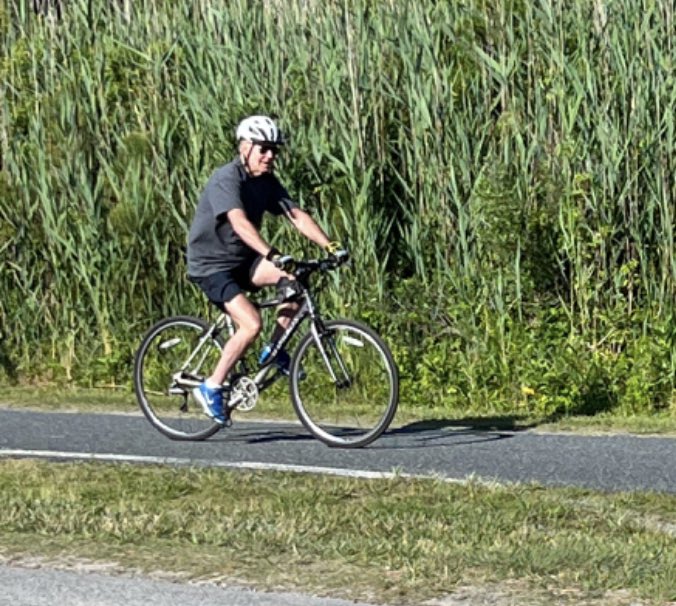 taradublinrocks's tweet image. Here’s non-sleepy Joe Biden getting some proper exercise this morning