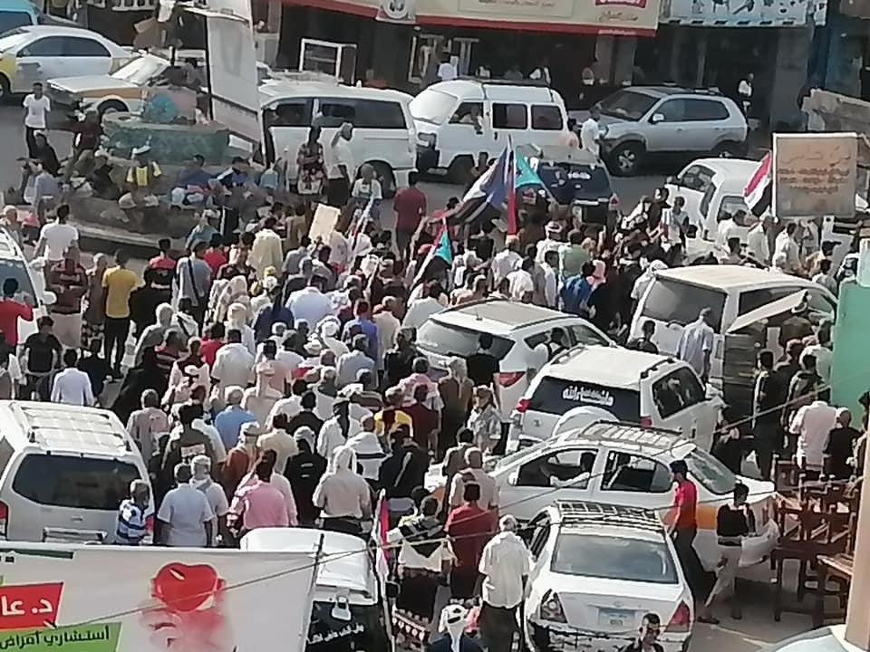 ابناء عدن  طالت معاناتهم  والحكومة في سبات عميق  خرجوا اليوم تعبيرا عن رفضهم لسياسات الحكومه الممنهجة ضد ابناء عدن وشعب الجنوب