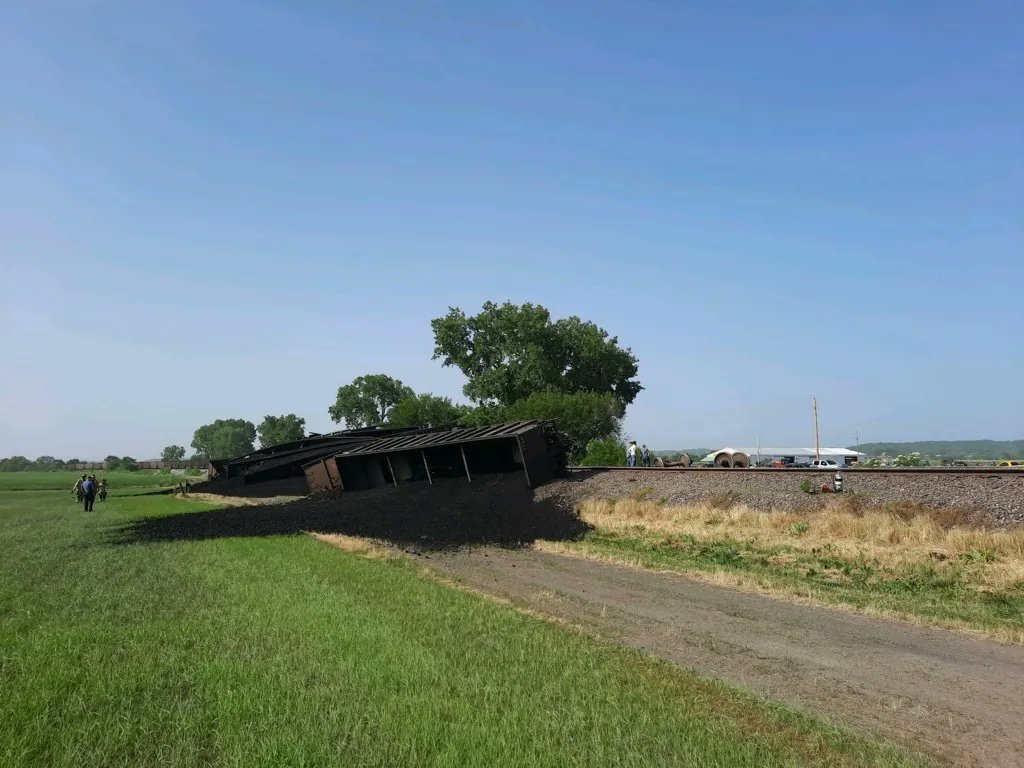 Lawrence, Kansas, US - Train derails north of Lawrence, spilling a large amount of coal and damaging tracks buff.ly/3OeXoee #KiData