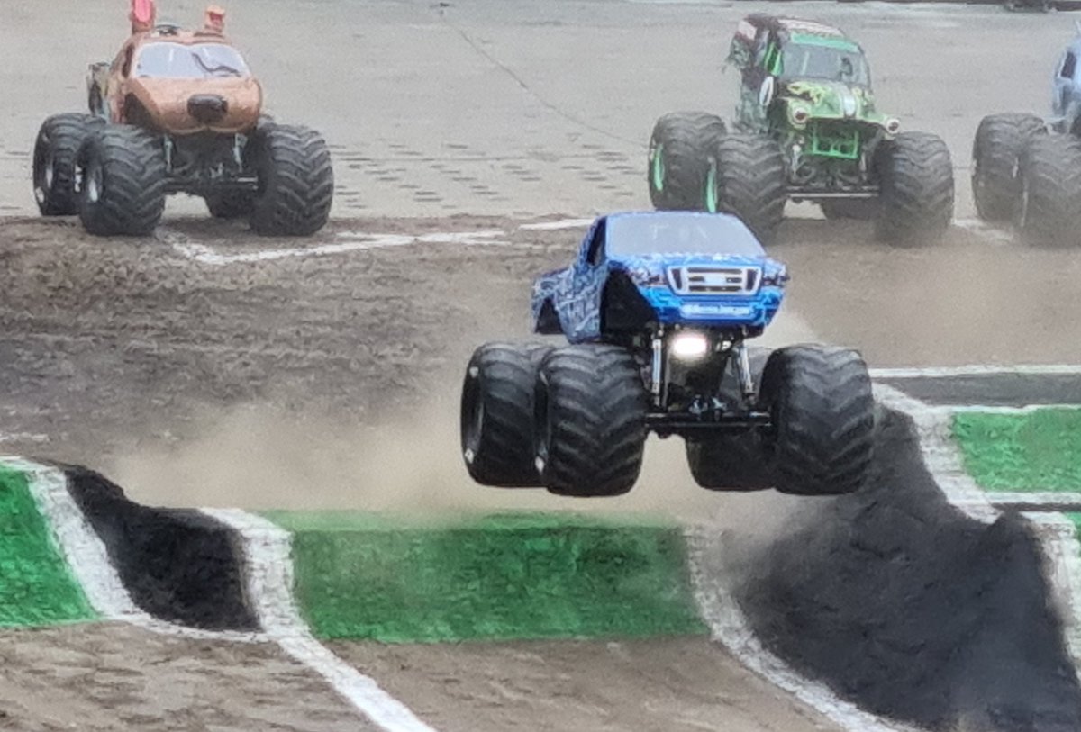 Gotta support the company products so #GoBlueThunder #FordF150! #MonsterJam

P s. For a REAL good stunt, come and park it in a supermarket car park in UK 😀