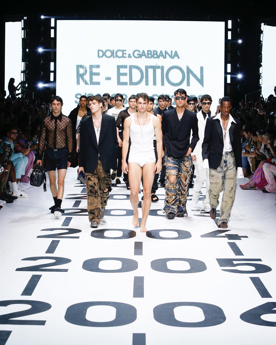 MilanFW's tweet photo. @dolcegabbana pays homage to its historical archives with the Men’s Spring/Summer 23 #DGReEdition Collection, presented earlier today at #MFW .
Discover more of the collection at https://t.co/wWy7neI5j0 https://t.co/SRlnDT4oIJ