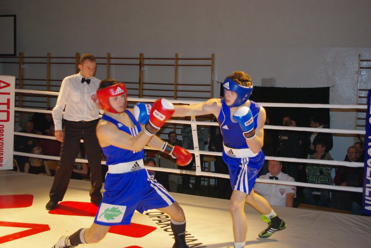 Dziś na #KSW71 wystąpi niezły kiedyś pięściarz poznański Roman Szymański. Z tej okazji załączam zdjęcie, które wykonałem 10 lat temu, podczas jego zaciętej walki (czerwony kask) z Patrykiem Szymańskim, gdy obaj (zbieżność nazwisk przypadkowa) boksowali na turnieju w Karlinie.