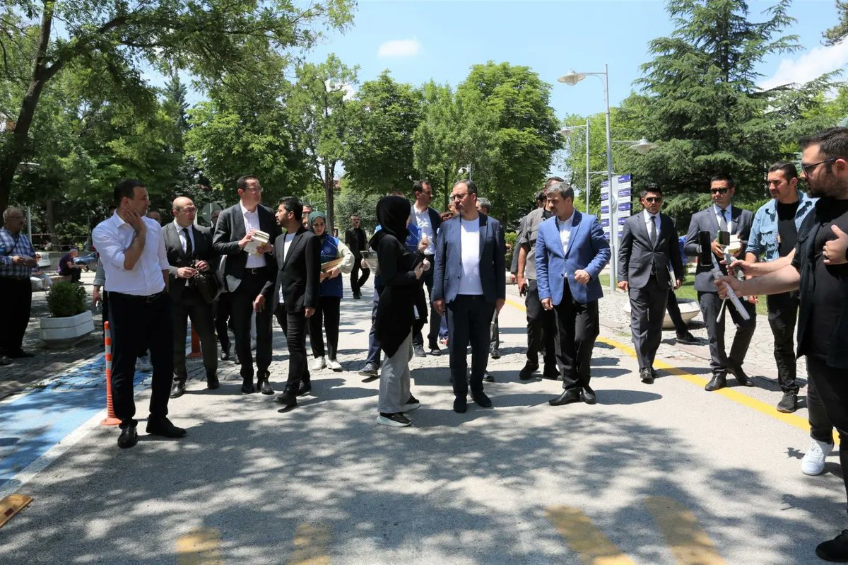 Rektörümüz Yıldız  Gençlik ve Spor Bakanı Kasapoğlu ile birlikte Rektörlük Yerleşkemizde YKS'ye Giren Öğrencilerle Ailelerine İkramda Bulundu.

↪Haberimizin detaylarına linke tıklayarak ulaşabilirsiniz.

⬇️
gazi.edu.tr/view/news/2891…

#GaziÜniversitesi #yks2022