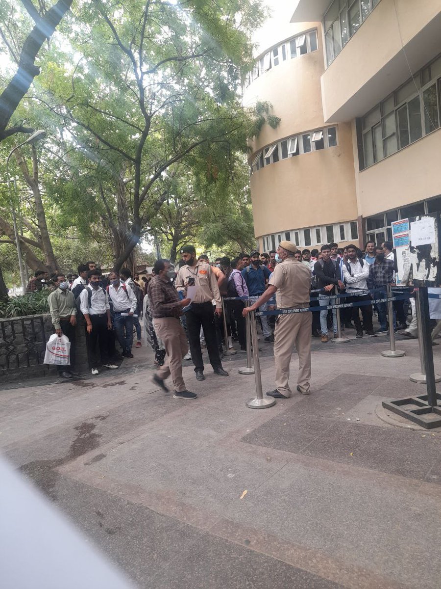 deepaky04070053's tweet photo. @Abhinav_Pan @TheLallantop @official_dda sir, DDA ME 600 STUDENT GAYE APNA SHANTI SE GYAPAN DIYA, VC, VC PEREONNEL SE APPOINTMENT LIYA, @LtGovDelhi  sir se 2000 appointment request dali, 5000mail kiye sir, 2500 telephone, phir bhi DDA said examine kar rahe hamne Sare proof d 1/2 https://t.co/ODY0E9ZOqi
