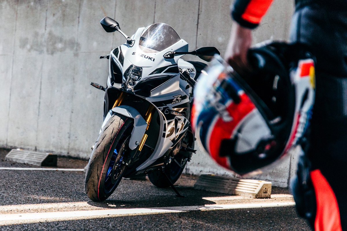 F2N421246's tweet photo. 名前 F2N
性別 男
年齢 25
住    千葉県　出身茨城
車種 GSXR1000R NSF100
趣味 ドライブ、サーフィン
再投稿です！
2022年式GSXR1000Rに乗っています！いろいろな方と交流できればな、と思っております😊よろしくお願いします！
#バイク乗りとして軽く自己紹介 
#バイク好きと繋がりたい 
#gsxr1000r https://t.co/YzIf2qxLdB