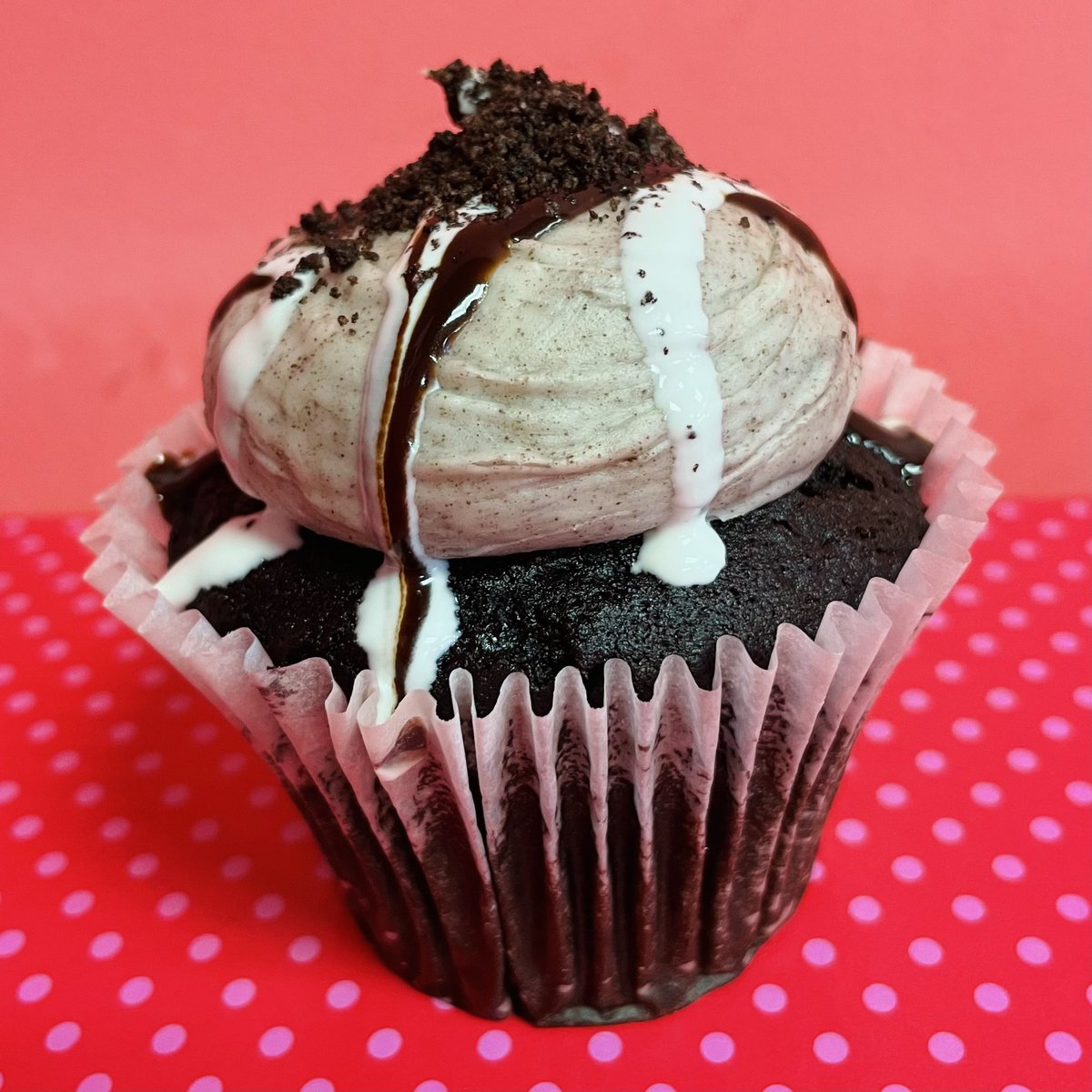 SmallCakesNDH's tweet photo. #DadWantsCupcakes! Today’s specials are #CottonCandy #FathersDay &amp; #StuffedCookie #Cupcakes +17 delicious daily #Cupcake flavors! Order pickup at 404.621.9634 or https://t.co/MTIy7NEtp6! Or get delivery via UberEats GrubHub or DoorDash! https://t.co/bqsrMxBHyf
