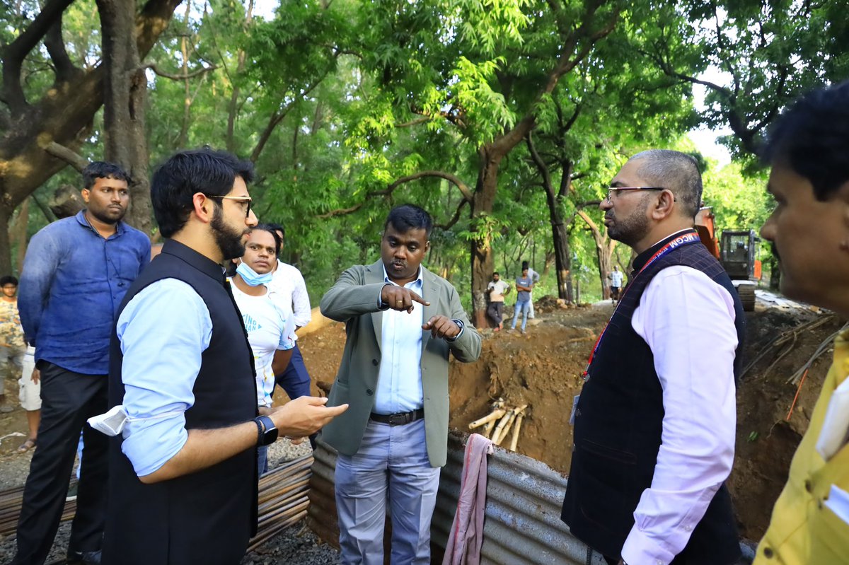 AUThackeray's tweet photo. A couple of months ago, on the follow up of MLA @RavindraWaikar ji, I had promised a concrete road in Aarey Forest, without cutting any trees or damaging the forest. Made a surprise visit today to the on going works and to see wildlife safety measures by @mybmc and @MahaForest https://t.co/pjN1EEglBs