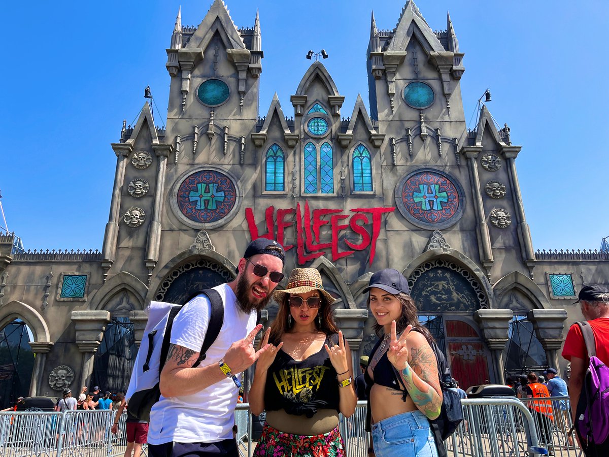 Maxildan's tweet photo. Jour 2 #Hellfest 
On a rencontré @PrunetteTV sur place 🤘
Ce soir Ghost et Megadeath mais j’ai hâte de découvrir d’autres groupes bien stylé ! https://t.co/jXyXDf7ddG