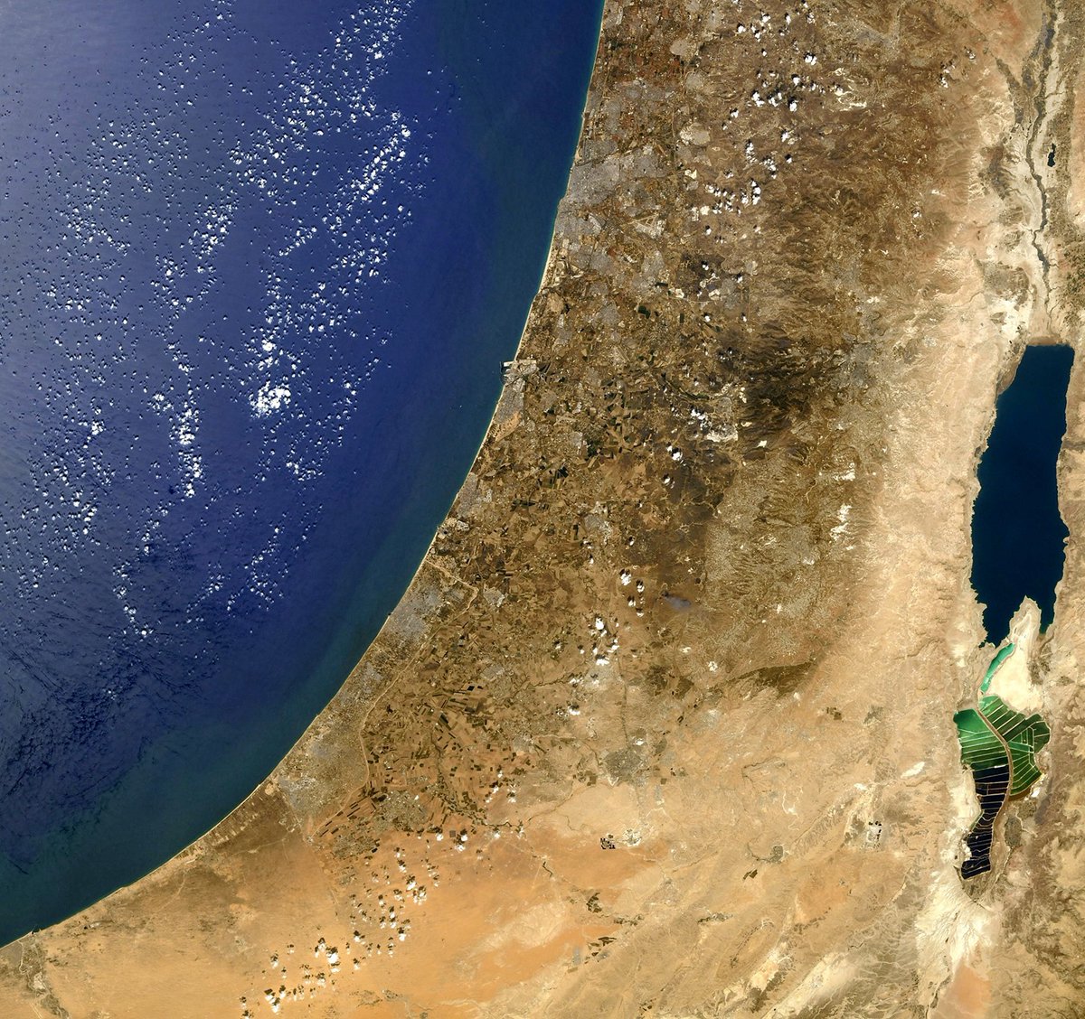 رائد الفضاء الفرنسي توماس بيسكيه التقط هذه الصورة الجميلة فوق إسرائيل من محطة الفضاء الدولية  …
