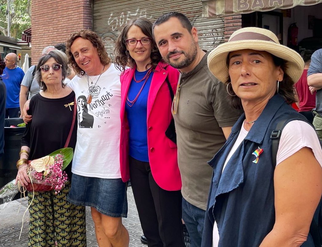 🏳️‍⚧️ Avui som al #VermutTrans que se celebra a #Barcelona per retre homenatge a la Mar Llop, fotògrafa, artista, activista trans* i companya de la Comissió de Coordinació del Consell Nacional LGBTI que ens va deixar fa uns mesos.

Et recordem, Mar 💜