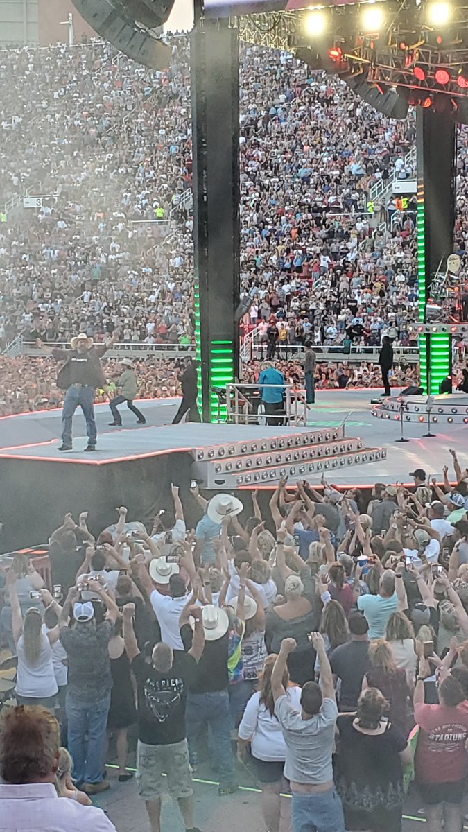 abusath's tweet photo. What an amazing show!
#GARTHinSALTLAKE https://t.co/JCBIQIwKD3