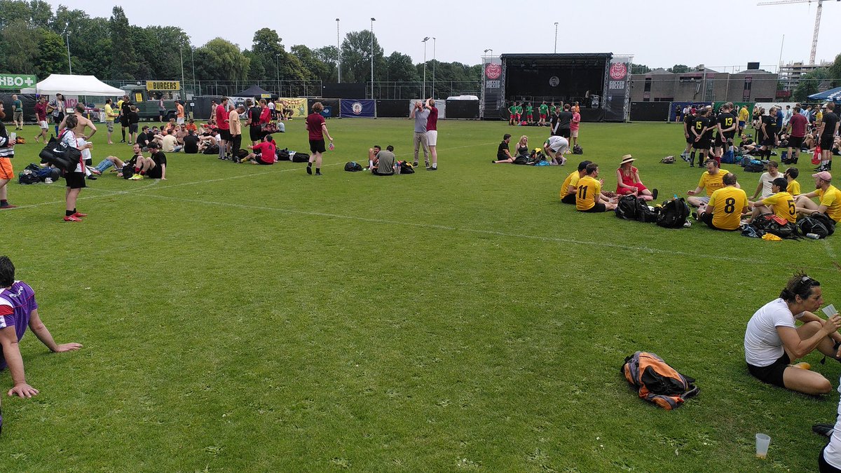 En de dames finale! Ook weer met <a href="/roelof_luinge/">Roelof Luinge</a> uiteraard... Suki &amp; the Lesbians tegen #Soccerrocker legends! Bij de mannen heeft Stormduiven gewonnen! #SR22