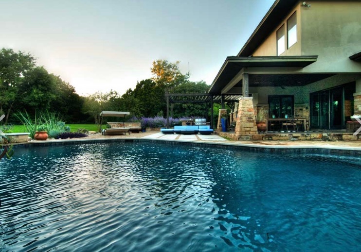 Sprawling custom pool, perfect for this amazing Austin backyard. 
#AustinPoolBuilders #AustinSwimmingPools #ReliantPools