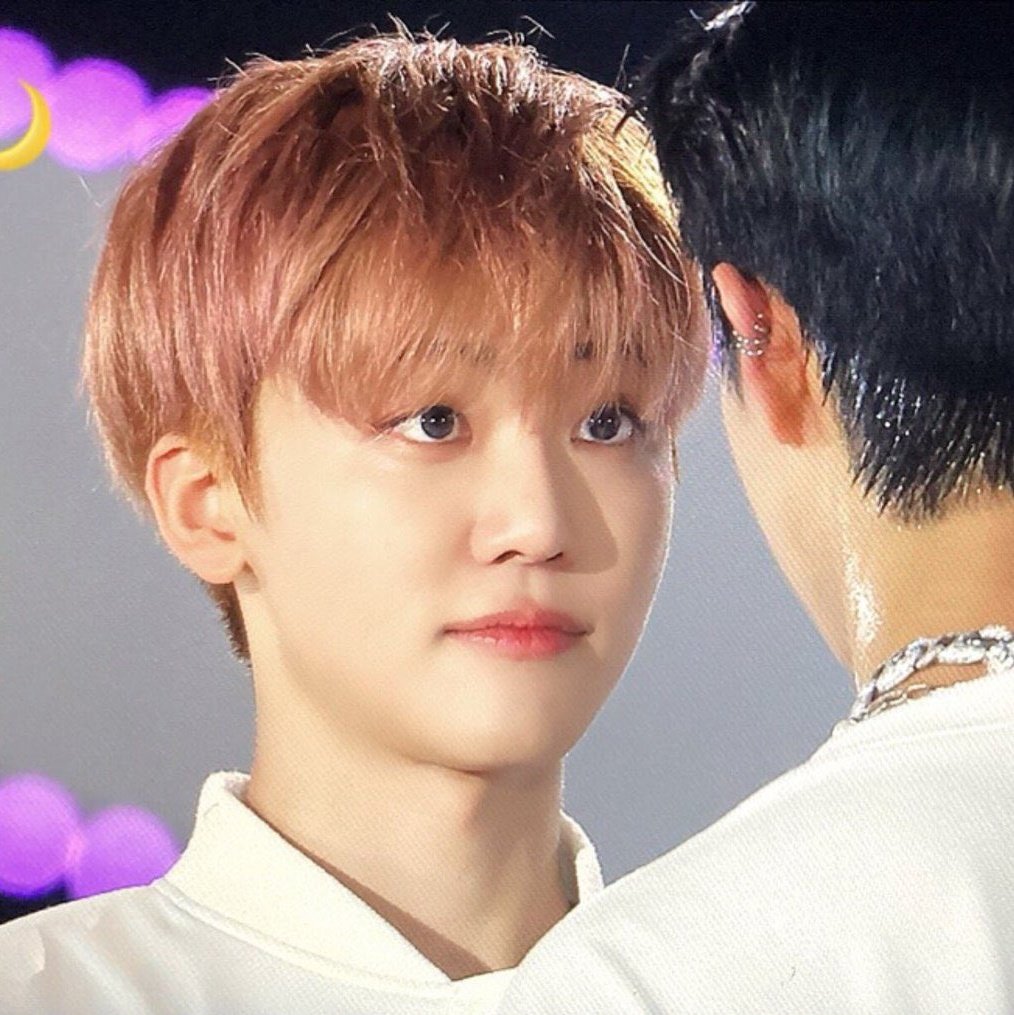 mydear0323's tweet photo. why is everyone looking at renjun like they're willing to risk it all for him? 🥺 https://t.co/g66Cd8VsYg