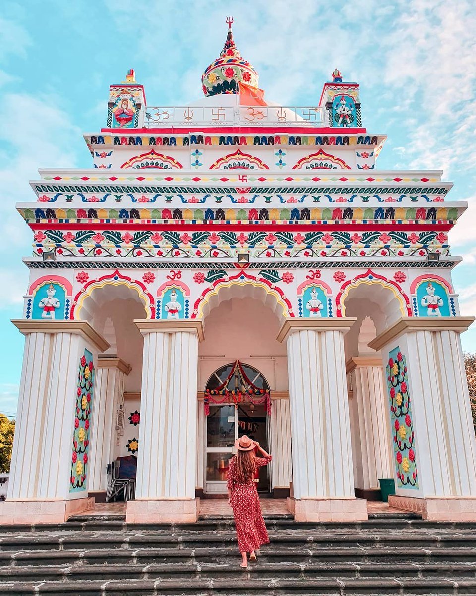Beautiful white pillars, intricate floral design and vibrant sculptures – Maheswarnath Mandir in Mauritius is stunning! ow.ly/mh9350JAQp5 

#mauritius #travel #ttot 

📷 
@melinamnt
 on IG